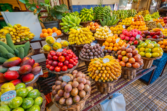 Marktstand mit unz&auml;hligen Obstk&ouml;rben voll mit frischen, bunten Obst in der Markthalle von Funchal 