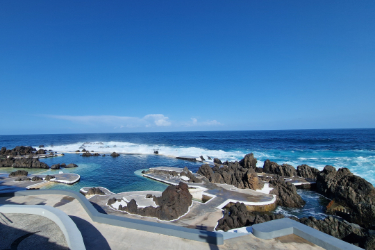Die ber&uuml;hmten Naturpools von Madeira, geformte Becken aus Stein mit t&uuml;rkisblauem Wasser, dahinter das offene Meer